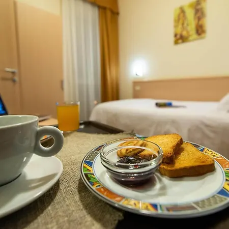 Hotel Mirandola فندق 3*