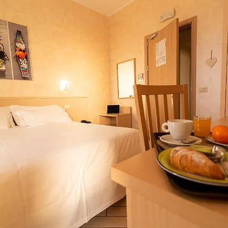 Hotel Mirandola Ξενοδοχείο 3*